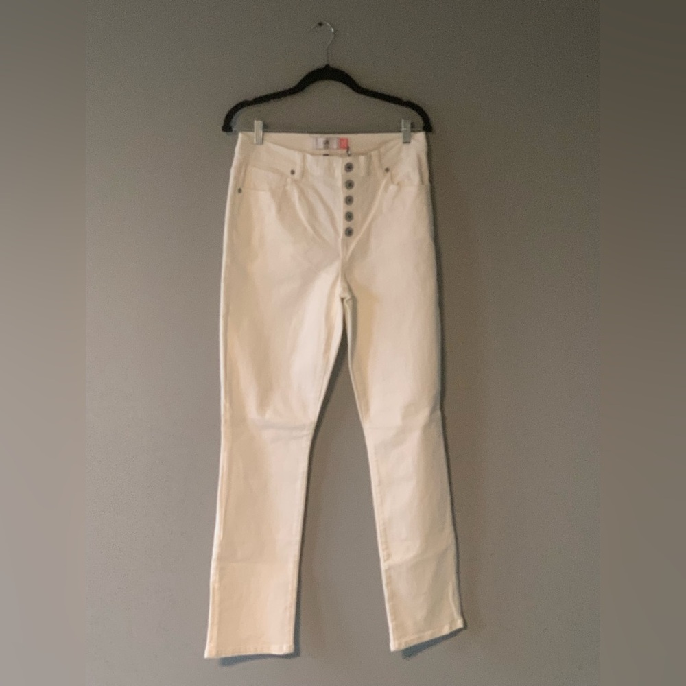 ☀️SALE☀️Cabi Women's White Button Fly Straight Jeans. Size 8. 31.5” inseam.